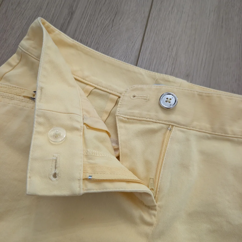 White House Black Market Pale Yellow Mid Rise Cotton Shorts